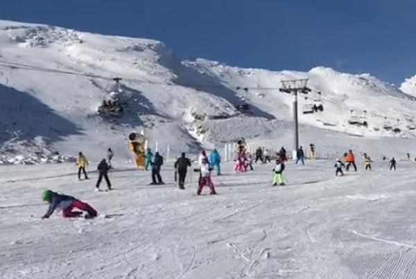 Juventud impulsa los cursos de esquí y raquetas de nieve para jóvenes que se desarrollan en Alto Campoo hasta el mes de marzo